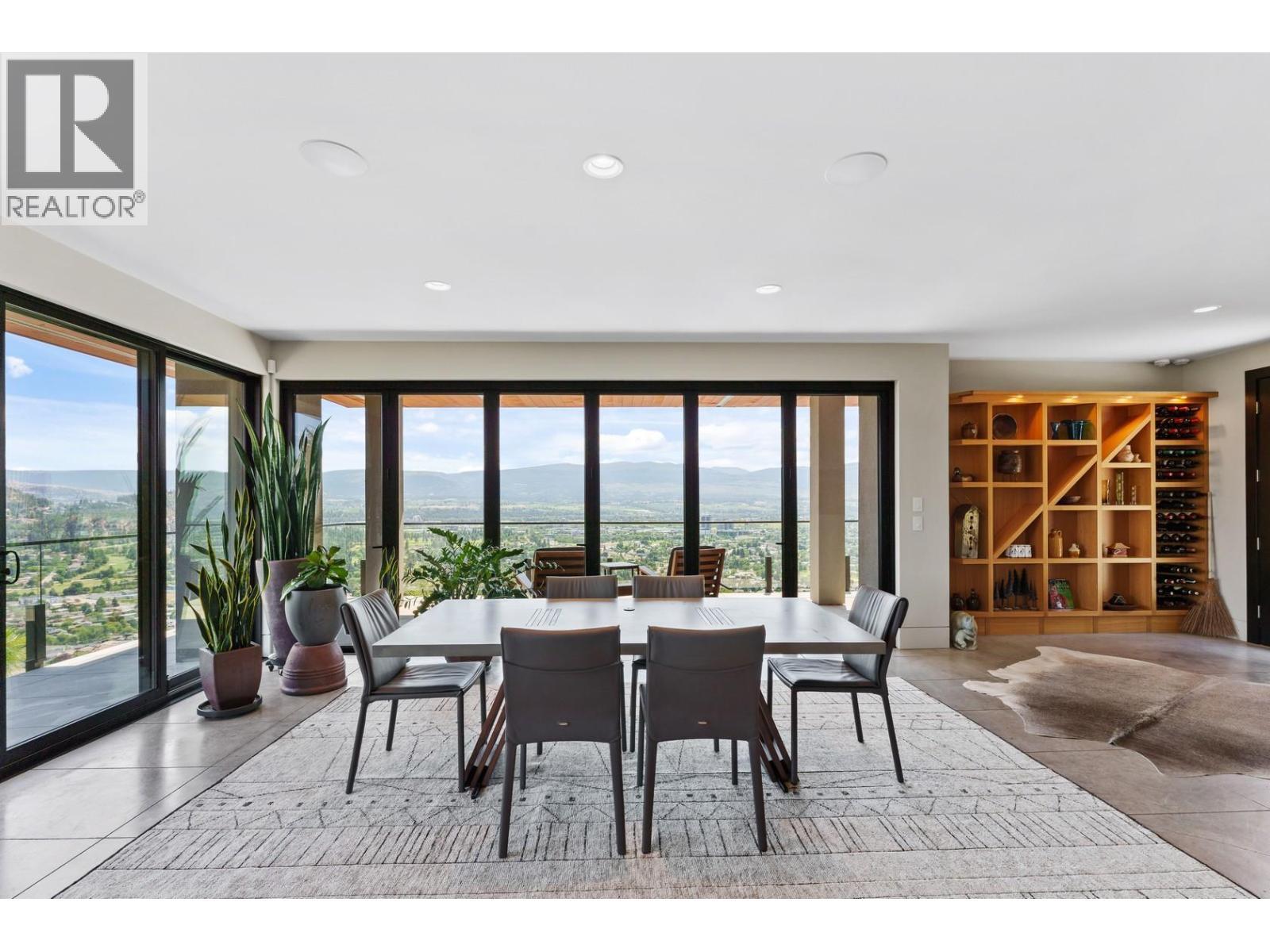 733 Forestridge Lane, Kelowna, BC - Indoor Photo Showing Dining Room