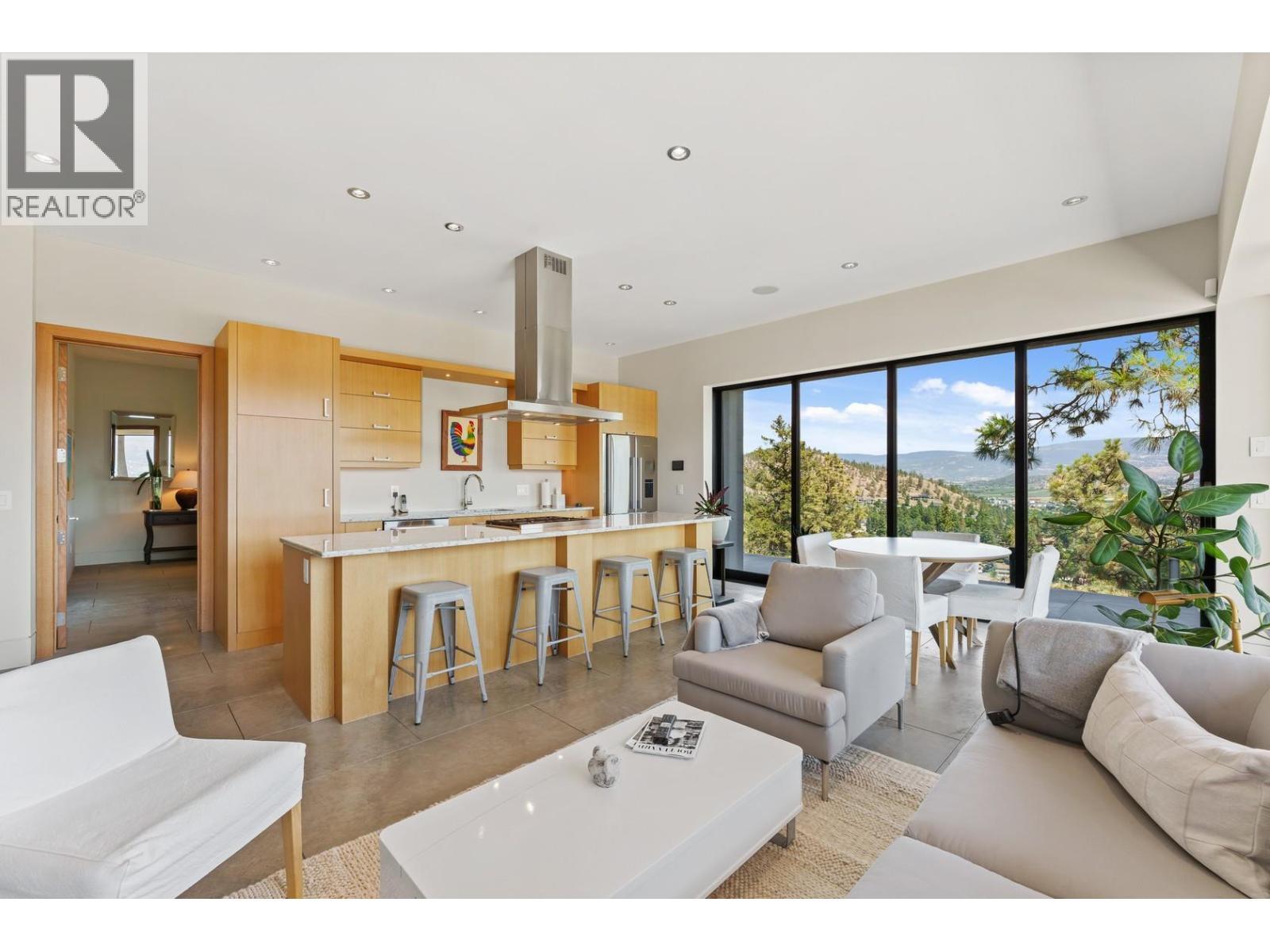 733 Forestridge Lane, Kelowna, BC - Indoor Photo Showing Living Room