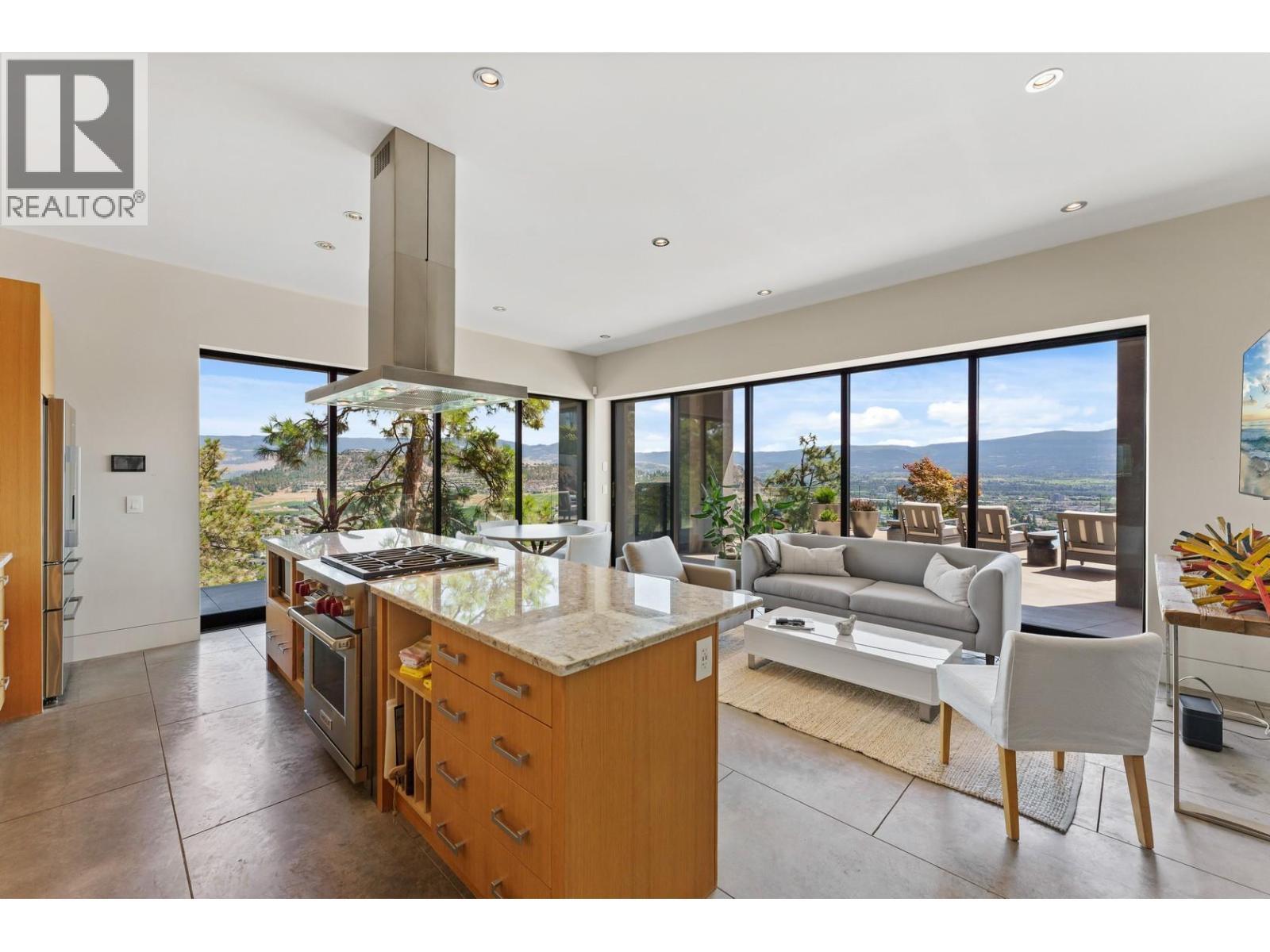 733 Forestridge Lane, Kelowna, BC - Indoor Photo Showing Living Room