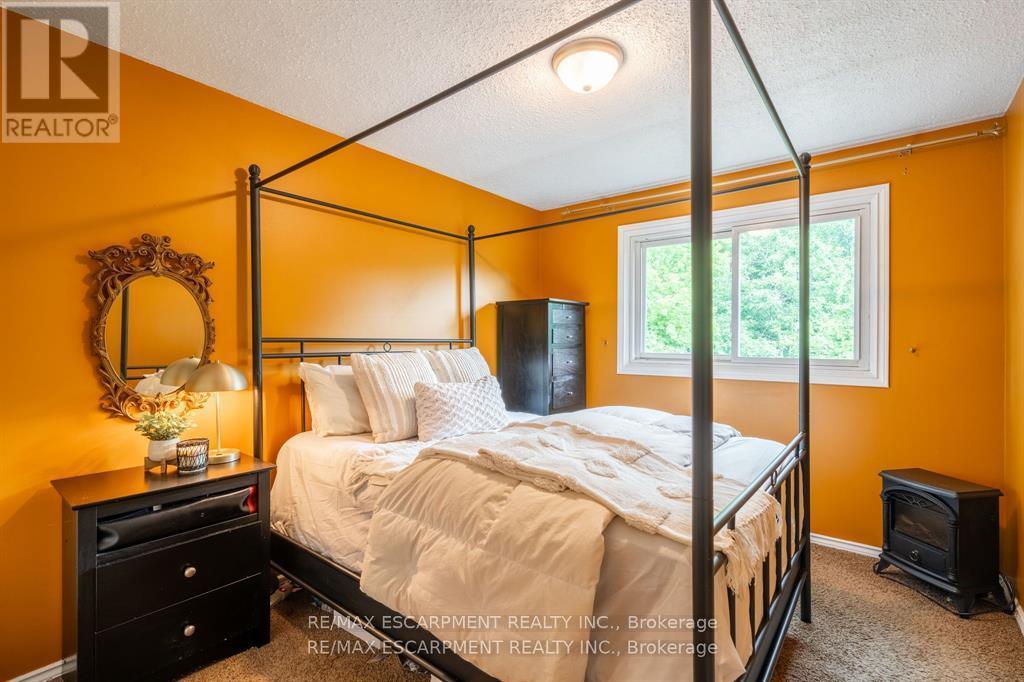 16 Flamingo Drive, Hamilton, ON - Indoor Photo Showing Bedroom