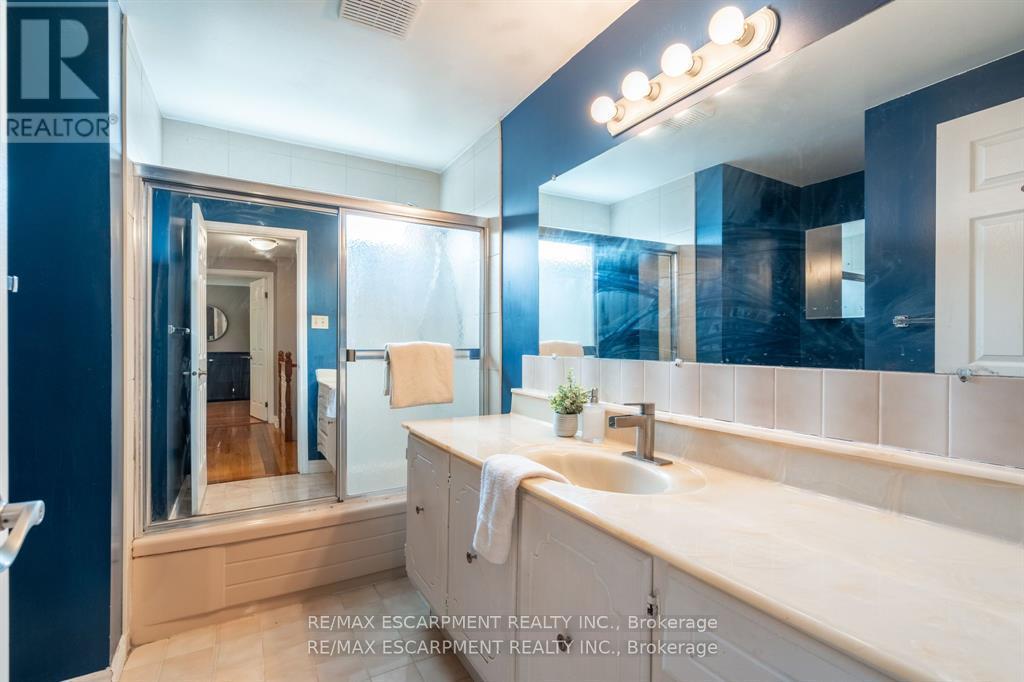 16 Flamingo Drive, Hamilton, ON - Indoor Photo Showing Bathroom