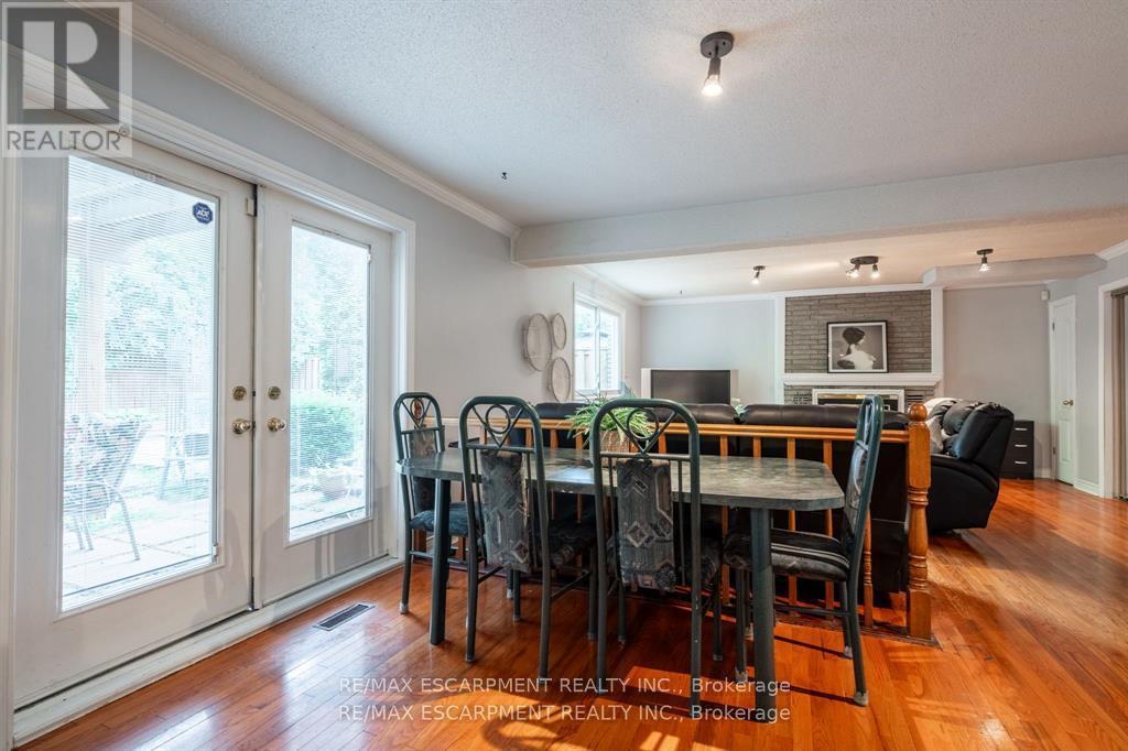 16 Flamingo Drive, Hamilton, ON - Indoor Photo Showing Dining Room