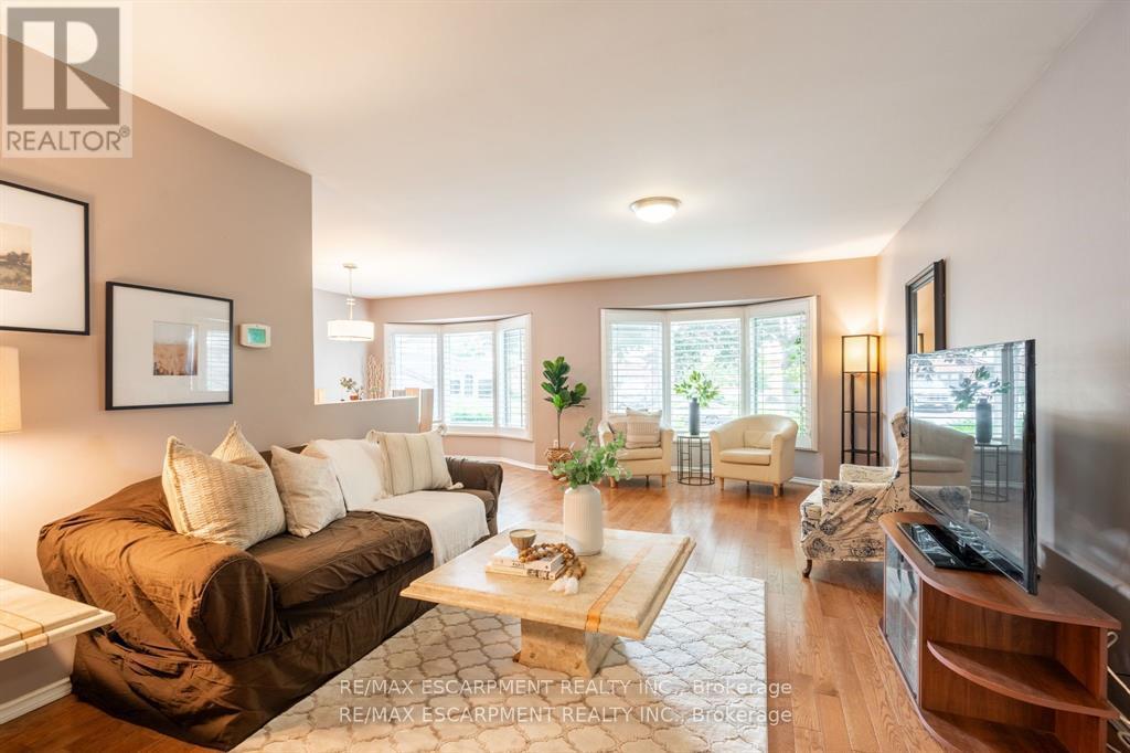 16 Flamingo Drive, Hamilton, ON - Indoor Photo Showing Living Room