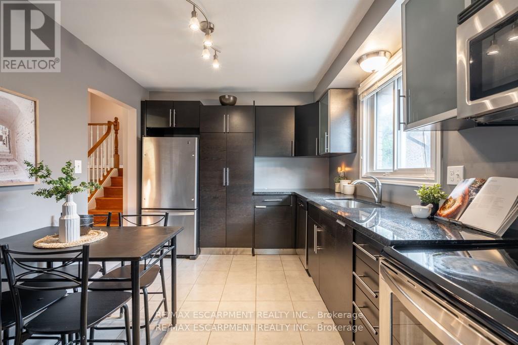 16 Flamingo Drive, Hamilton, ON - Indoor Photo Showing Kitchen