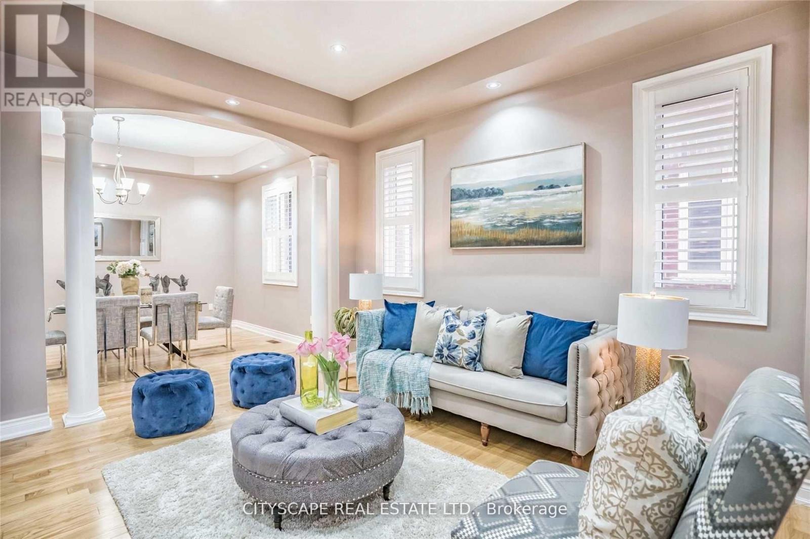 3274 Erin Centre Boulevard, Mississauga, ON - Indoor Photo Showing Living Room