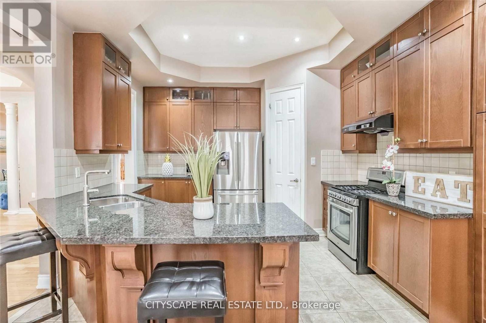 3274 Erin Centre Boulevard, Mississauga, ON - Indoor Photo Showing Kitchen With Stainless Steel Kitchen With Upgraded Kitchen