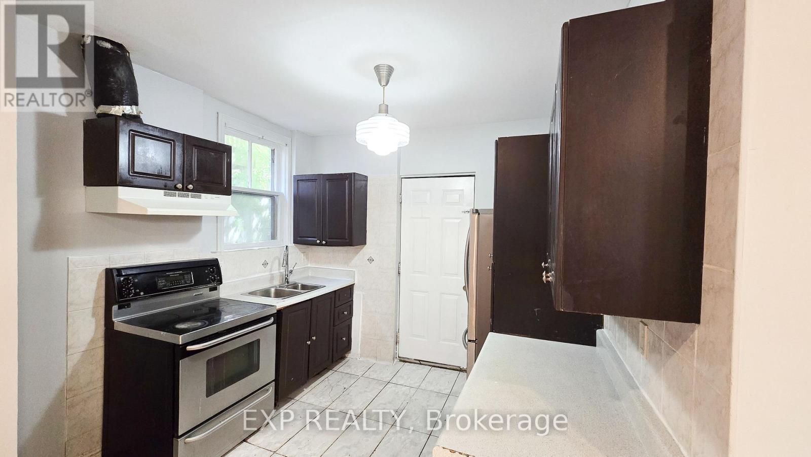 455 Main Street W, Hamilton, ON - Indoor Photo Showing Kitchen With Double Sink