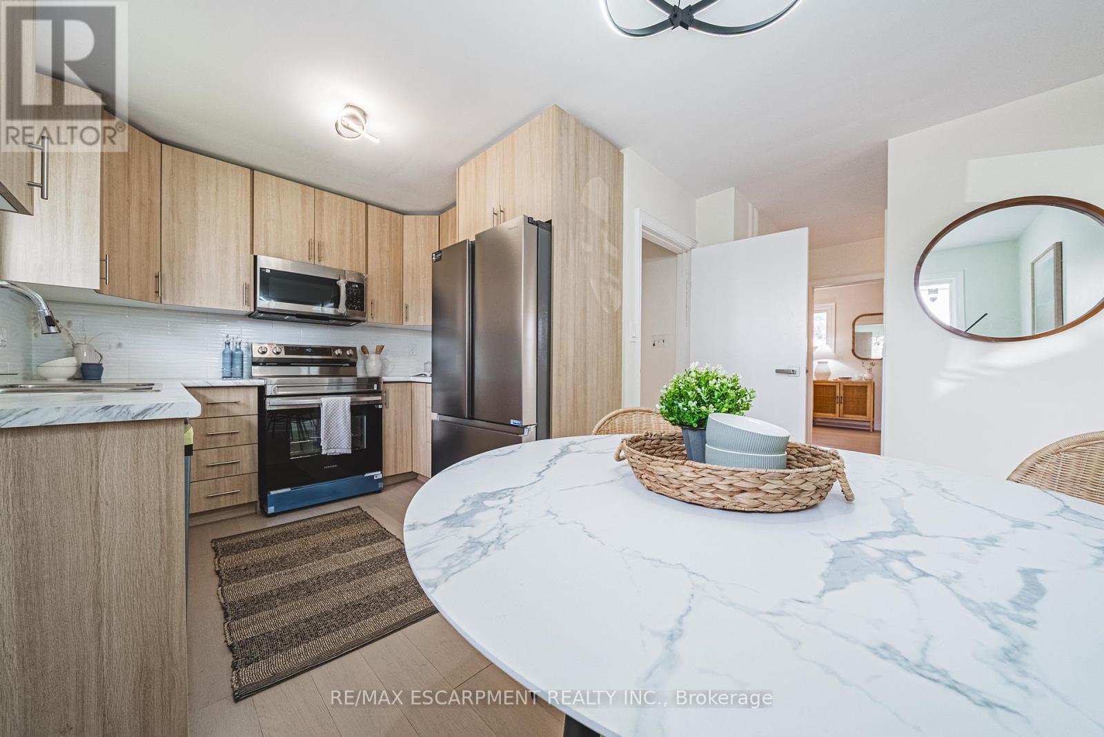 131 Welbourn Drive, Hamilton, ON - Indoor Photo Showing Kitchen