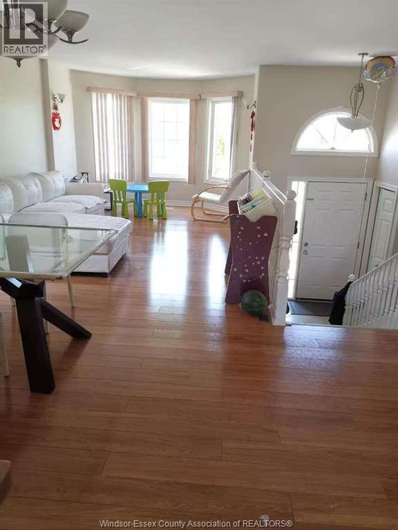4662 Lavender Avenue, Windsor, ON - Indoor Photo Showing Living Room