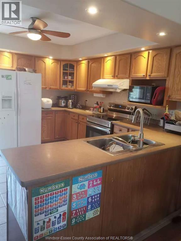 4662 Lavender Avenue, Windsor, ON - Indoor Photo Showing Kitchen With Double Sink
