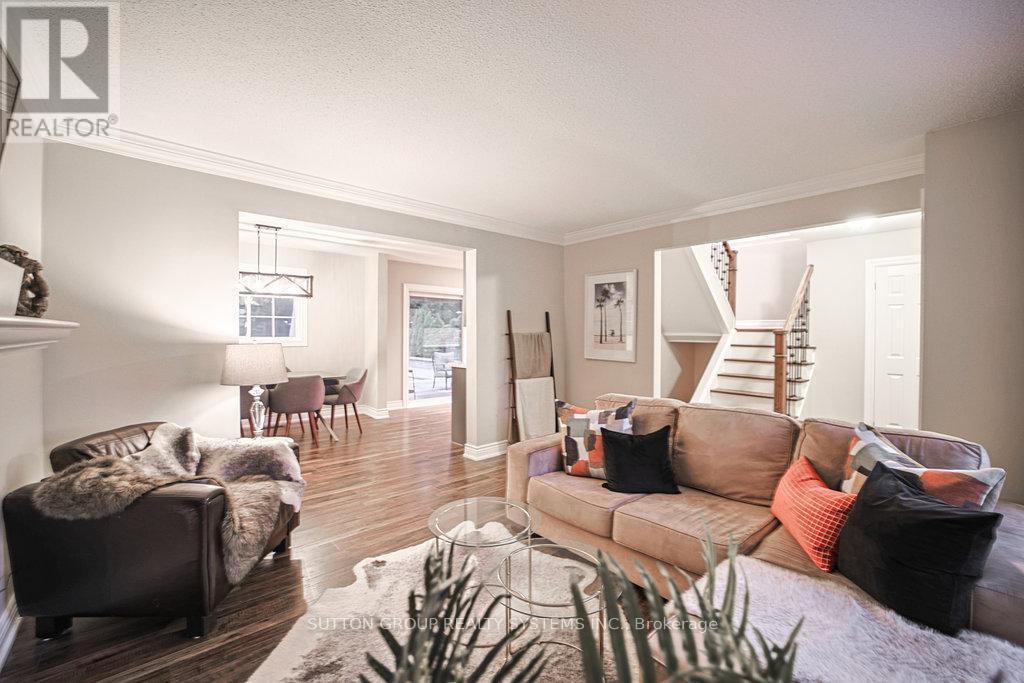 160 Allan Drive, Caledon, ON - Indoor Photo Showing Living Room
