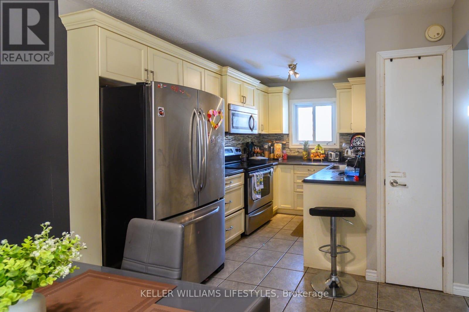 74 - 1775 Culver Drive, London East (East H), ON - Indoor Photo Showing Kitchen