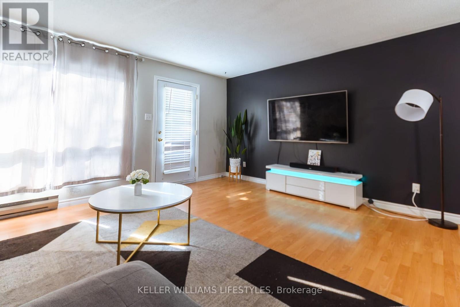 74 - 1775 Culver Drive, London East (East H), ON - Indoor Photo Showing Living Room