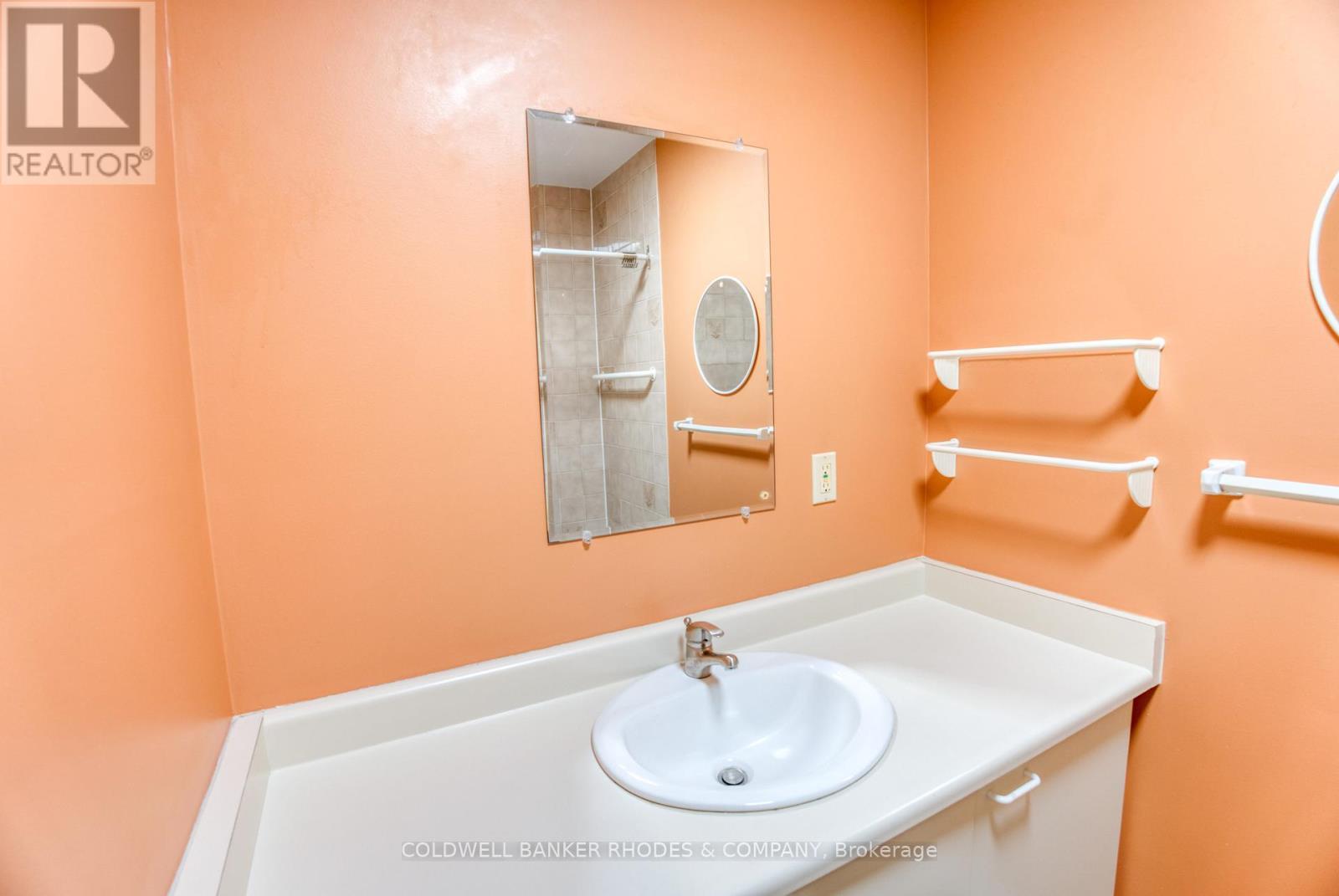 129 Elm Street, Ottawa, ON - Indoor Photo Showing Bathroom