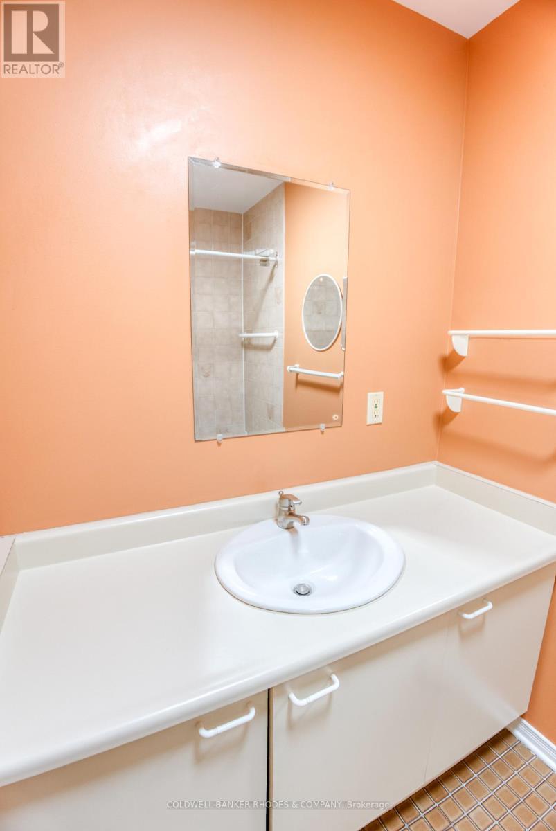 129 Elm Street, Ottawa, ON - Indoor Photo Showing Bathroom
