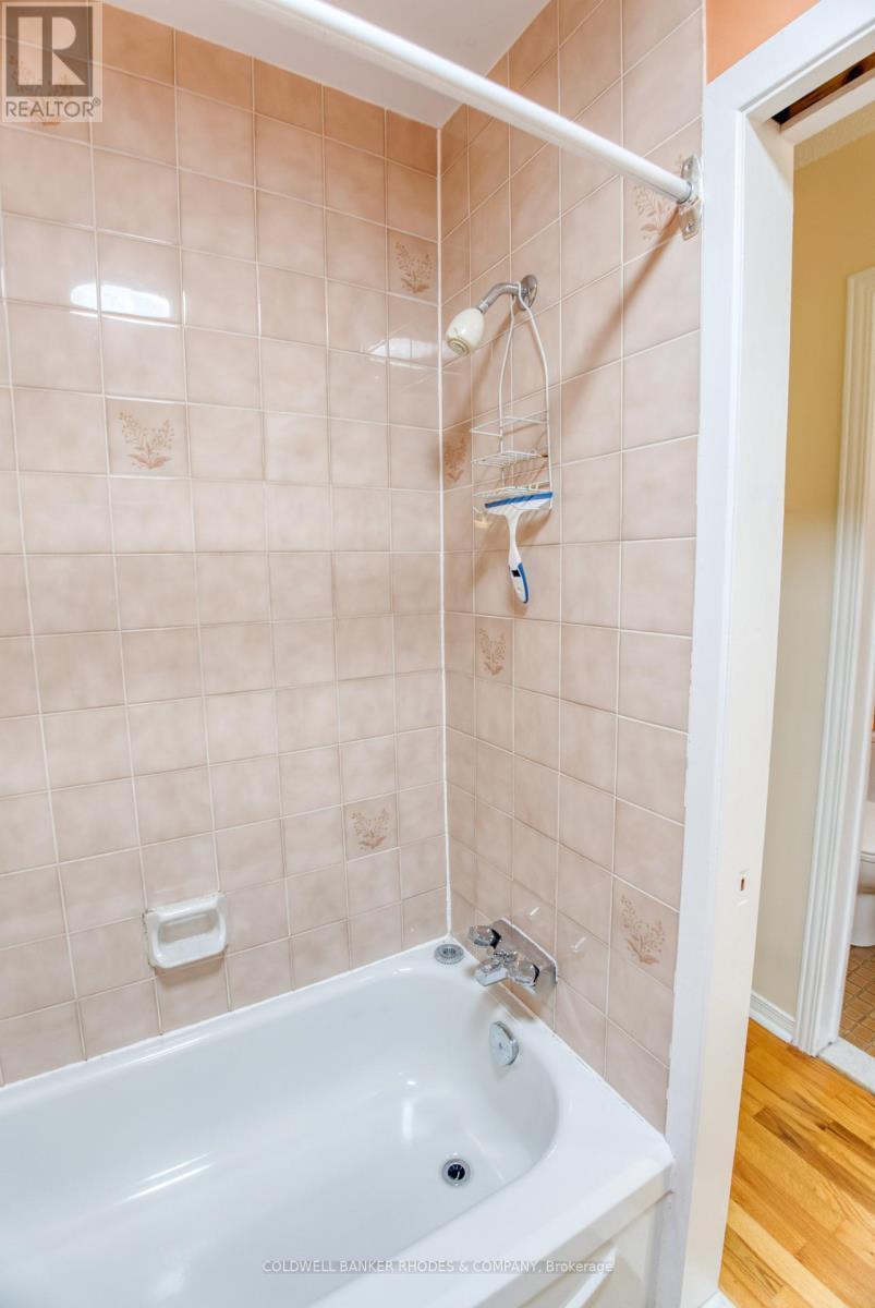 129 Elm Street, Ottawa, ON - Indoor Photo Showing Bathroom