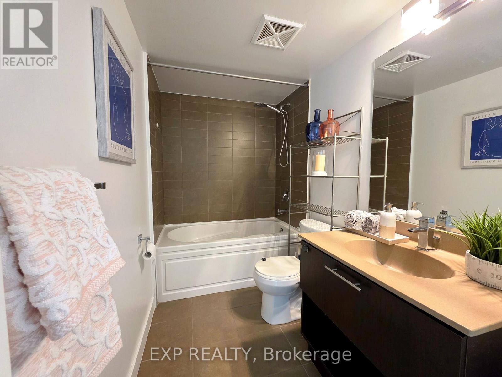 723 - 120 Dallimore Circle, Toronto, ON - Indoor Photo Showing Bathroom