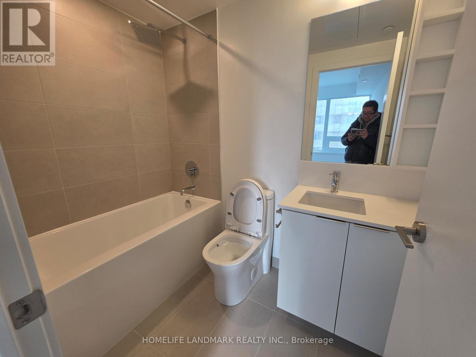 3916 - 8 Wellesley Street W, Toronto, ON - Indoor Photo Showing Bathroom