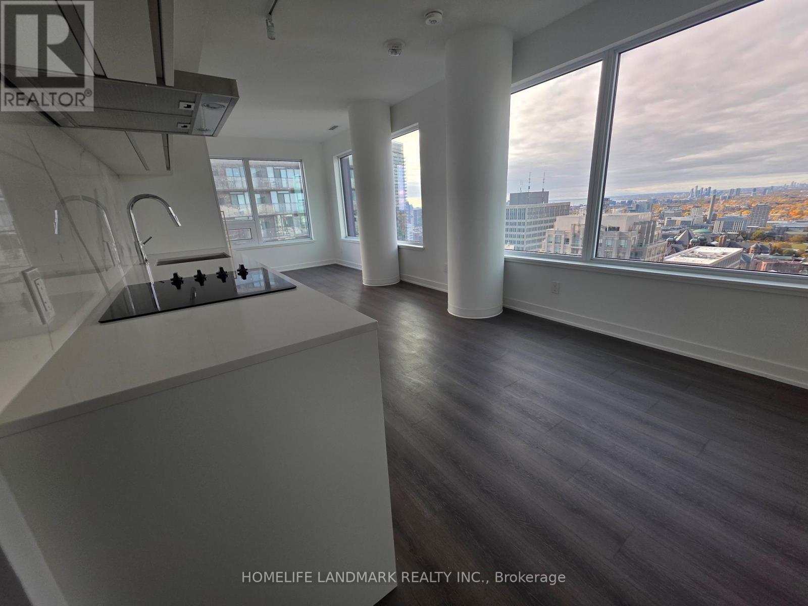 3916 - 8 Wellesley Street W, Toronto, ON - Indoor