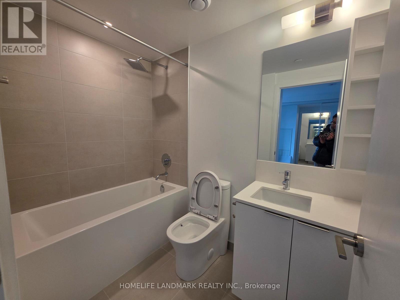 3916 - 8 Wellesley Street W, Toronto, ON - Indoor Photo Showing Bathroom