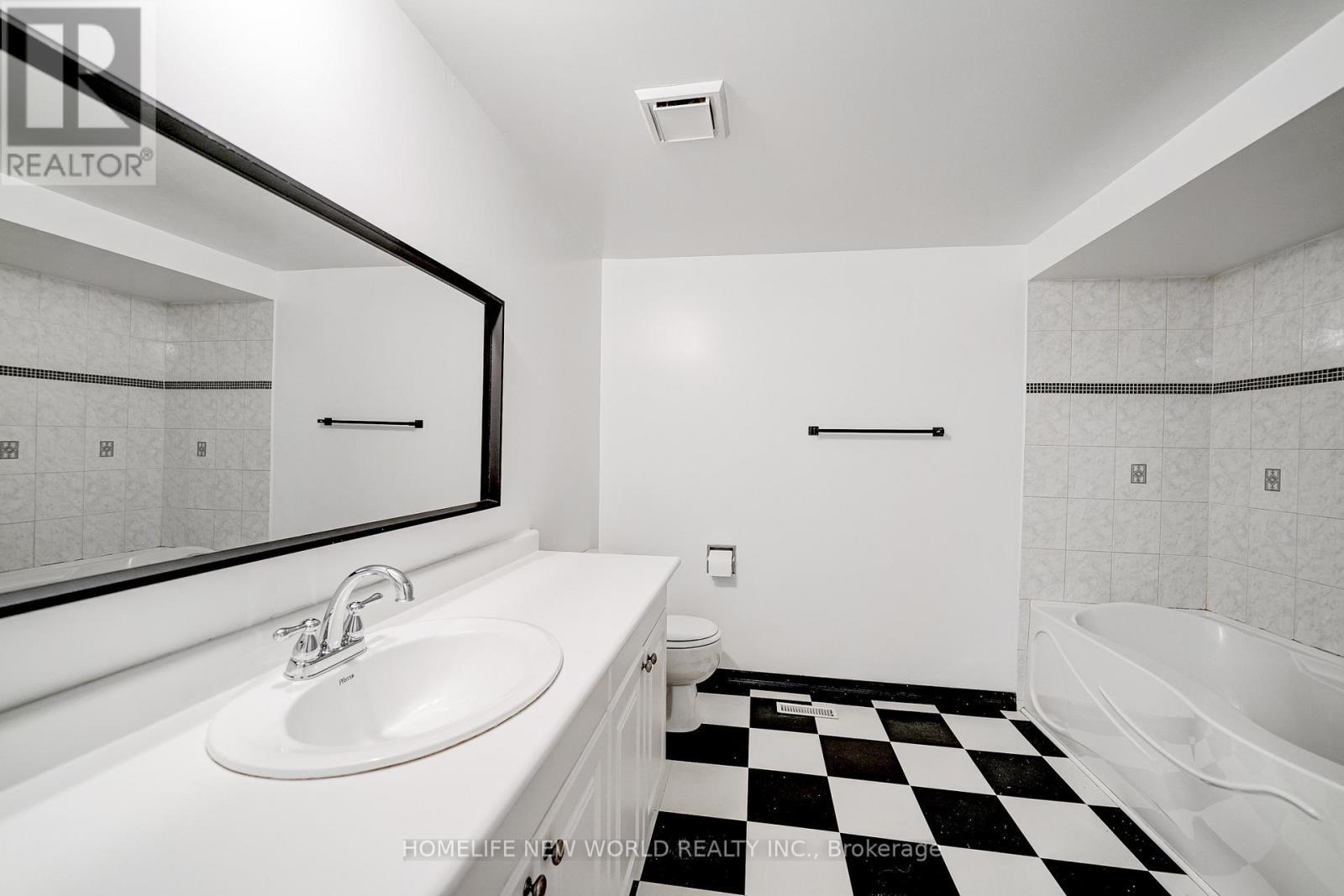 1St & 2Nd - 31 Spangler Road, Markham, ON - Indoor Photo Showing Bathroom