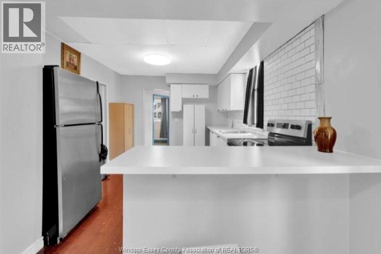 272 Mckay Avenue, Windsor, ON - Indoor Photo Showing Kitchen