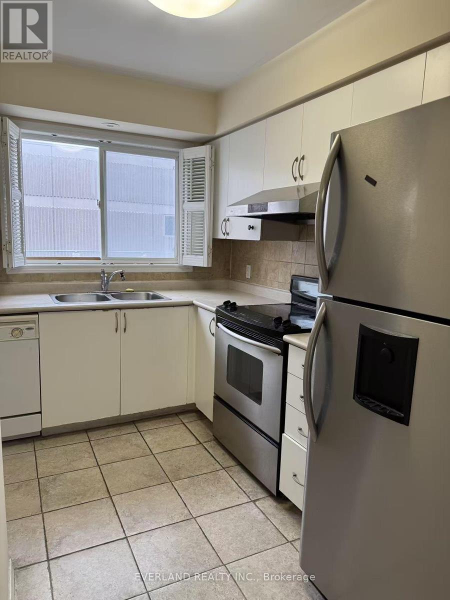 30 Faithful Way, Markham, ON - Indoor Photo Showing Kitchen With Double Sink