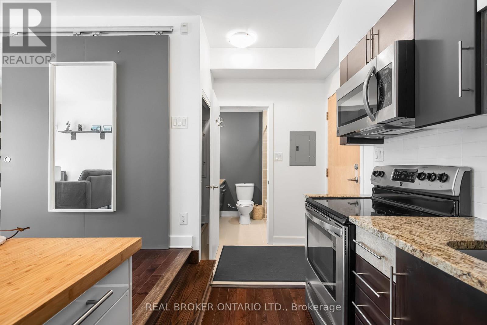 102 - 360 Cumberland Street, Ottawa, ON - Indoor Photo Showing Kitchen