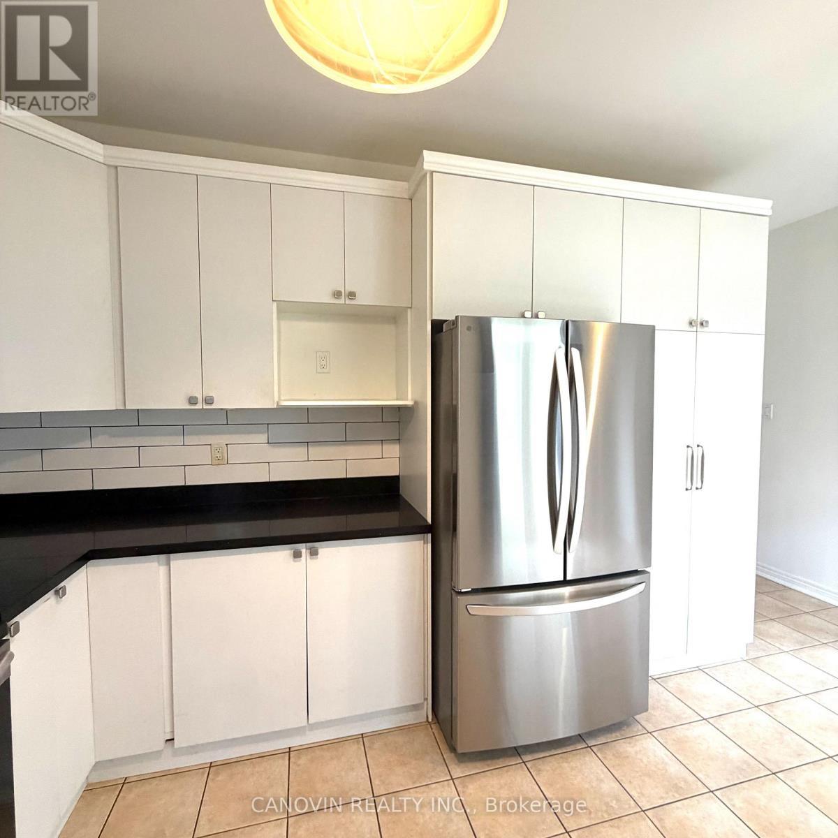 11 - 46 Misty Well Drive, Richmond Hill, ON - Indoor Photo Showing Kitchen