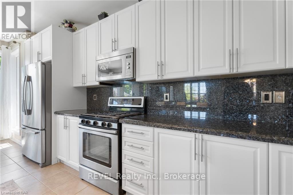 6500 St. Michael Avenue, Niagara Falls (Forestview), ON - Indoor Photo Showing Kitchen With Stainless Steel Kitchen With Upgraded Kitchen