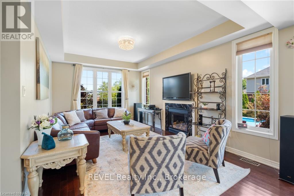 6500 St. Michael Avenue, Niagara Falls (Forestview), ON - Indoor Photo Showing Living Room With Fireplace
