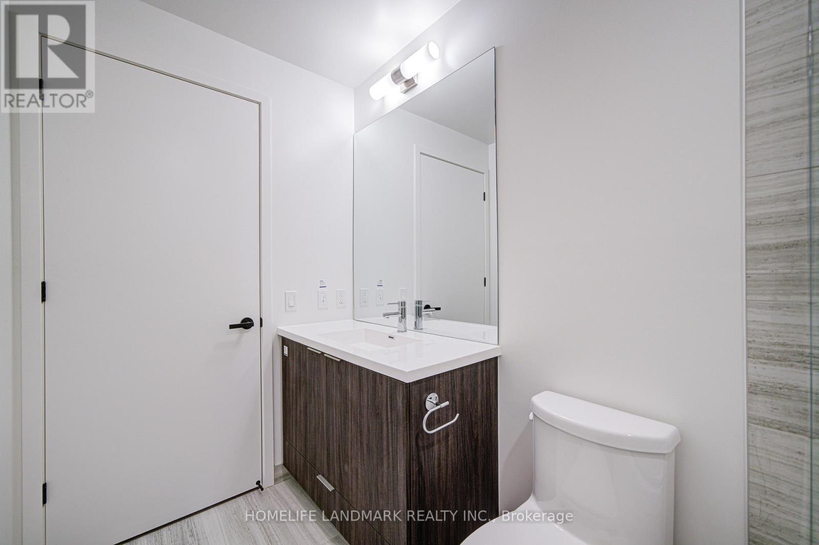 1510 - 8 Interchange Way, Vaughan, ON - Indoor Photo Showing Bathroom