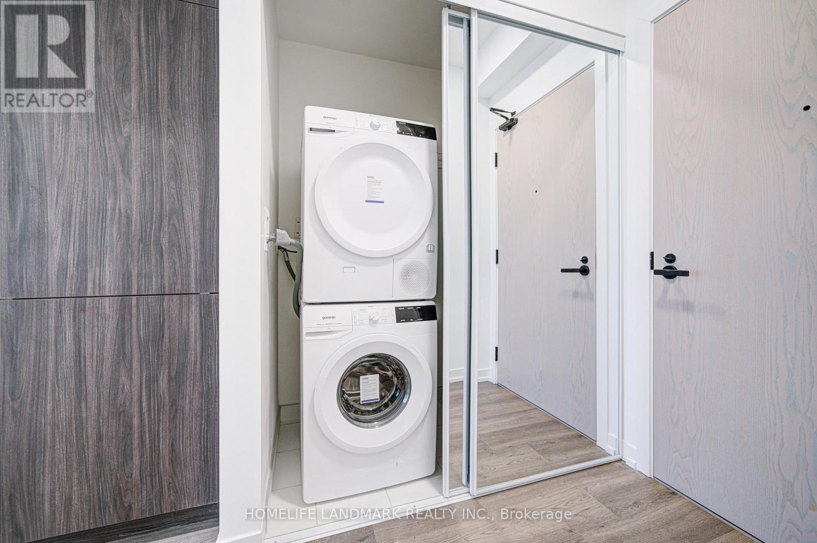 1510 - 8 Interchange Way, Vaughan, ON - Indoor Photo Showing Laundry Room