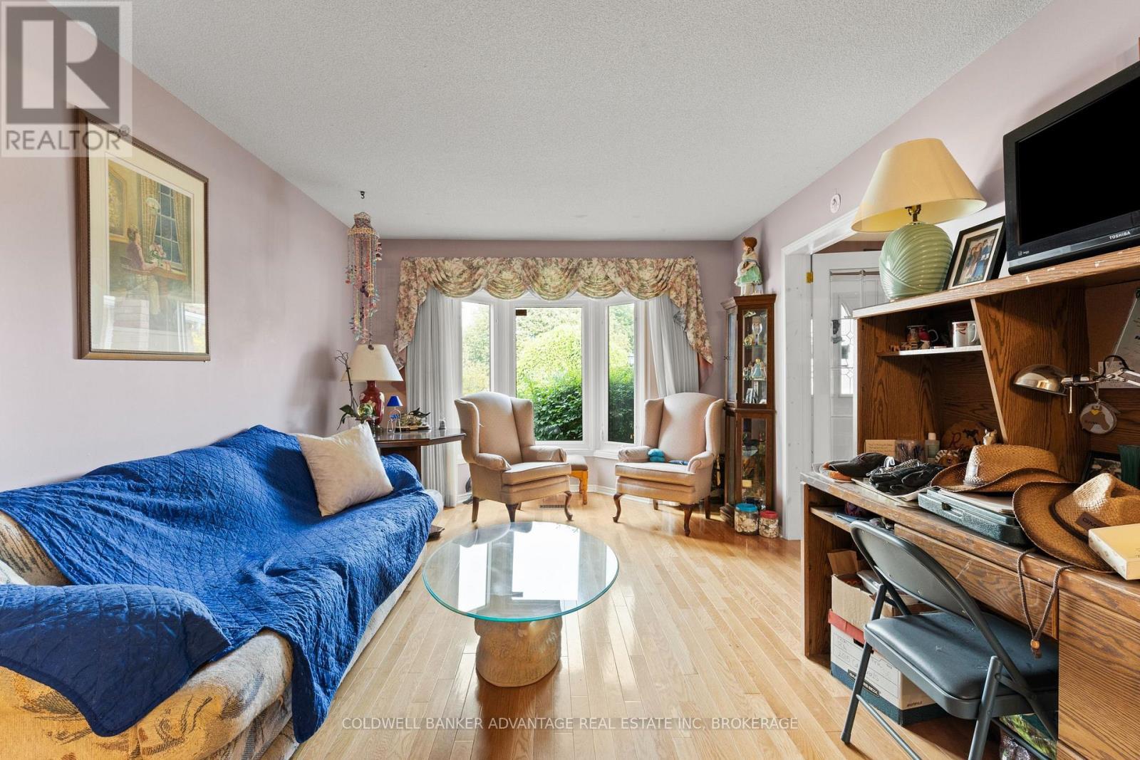 35 Woodrush Avenue, Welland (N. Welland), ON - Indoor Photo Showing Living Room