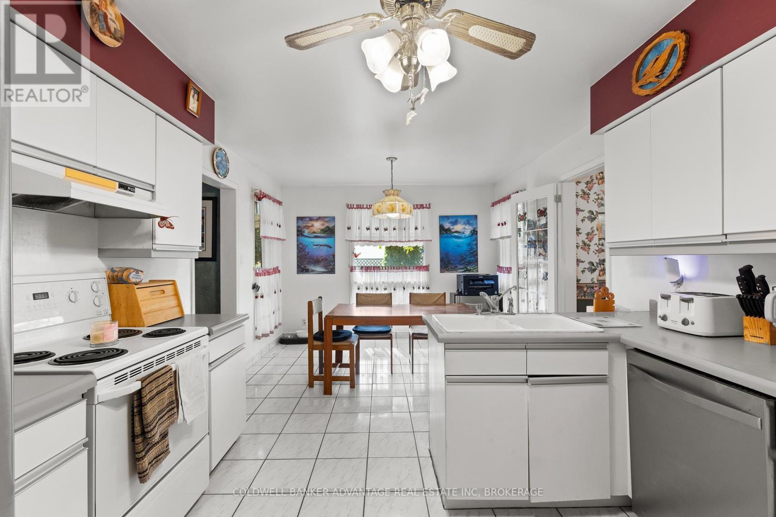 35 Woodrush Avenue, Welland (N. Welland), ON - Indoor Photo Showing Kitchen