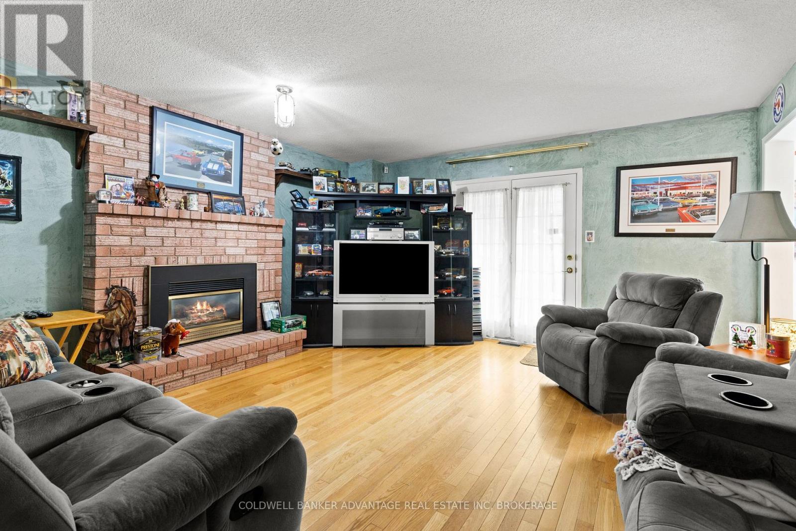 35 Woodrush Avenue, Welland (N. Welland), ON - Indoor Photo Showing Living Room With Fireplace