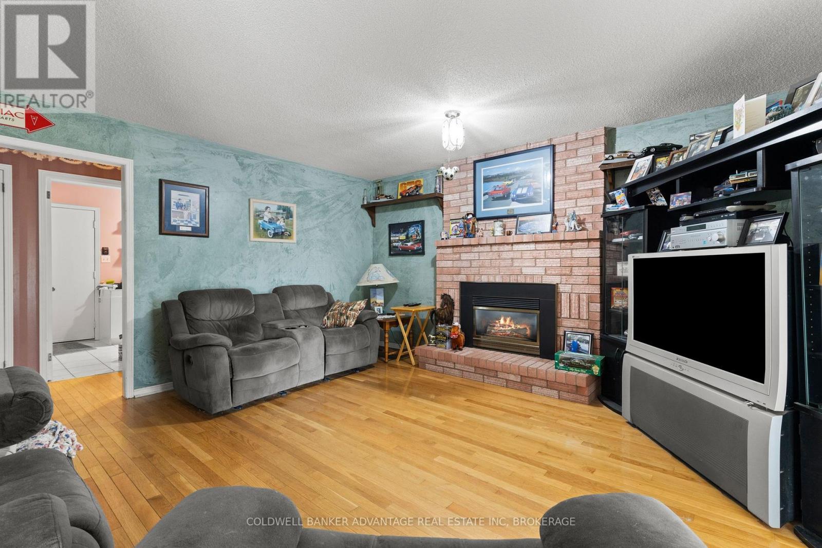 35 Woodrush Avenue, Welland (N. Welland), ON - Indoor Photo Showing Living Room With Fireplace