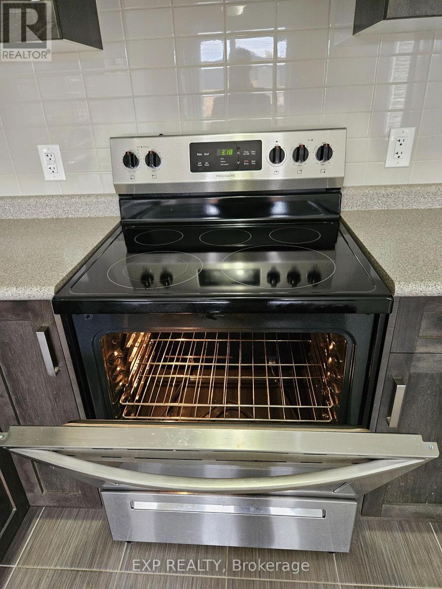 180 Sunflower Place, Welland, ON - Indoor Photo Showing Kitchen With Stainless Steel Kitchen