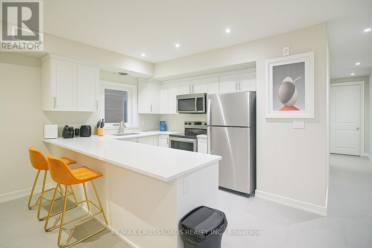 404 - 233 Watson Avenue, Windsor, ON - Indoor Photo Showing Kitchen With Stainless Steel Kitchen