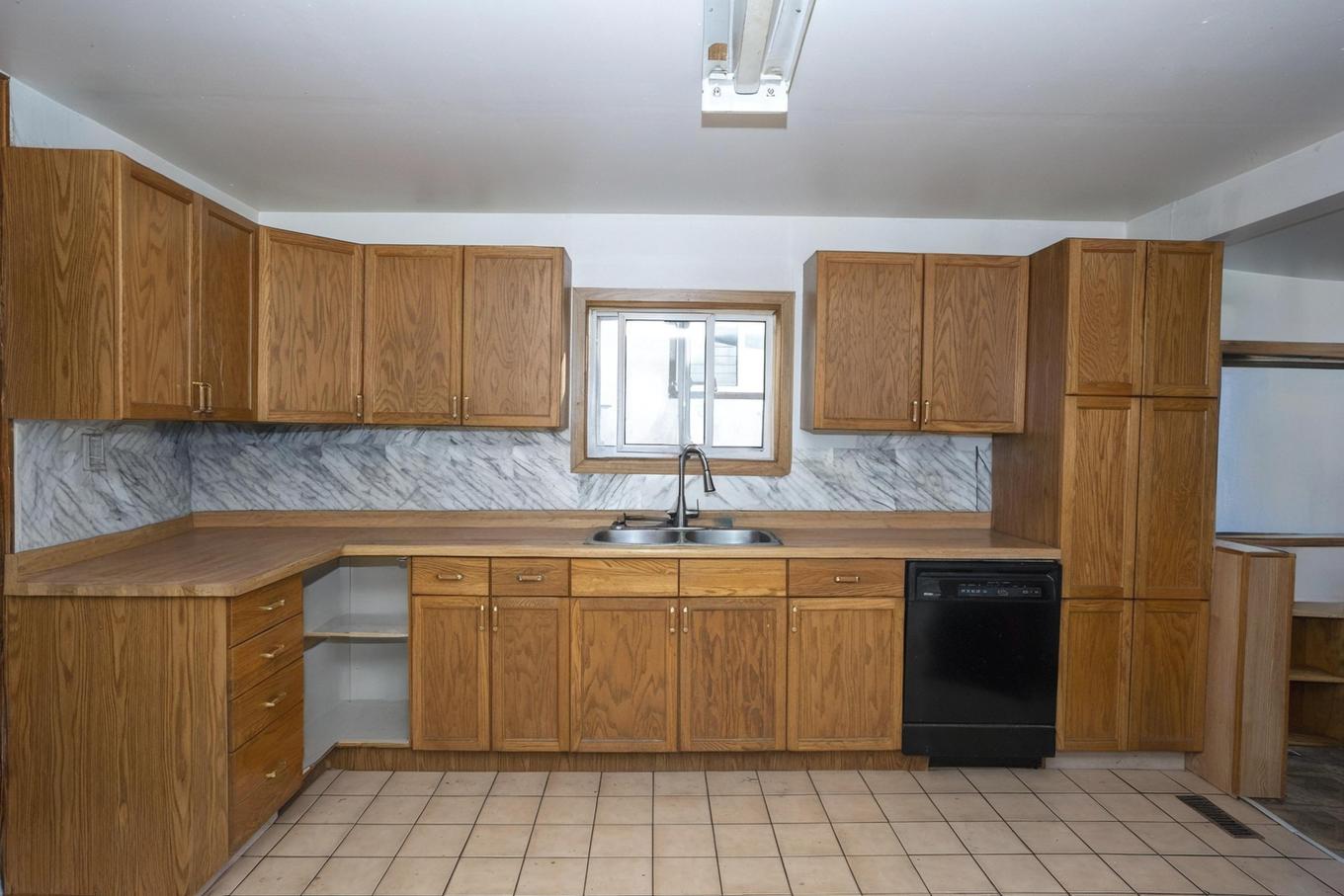 535 Mcbain Street, Thunder Bay, ON - Indoor Photo Showing Kitchen With Double Sink
