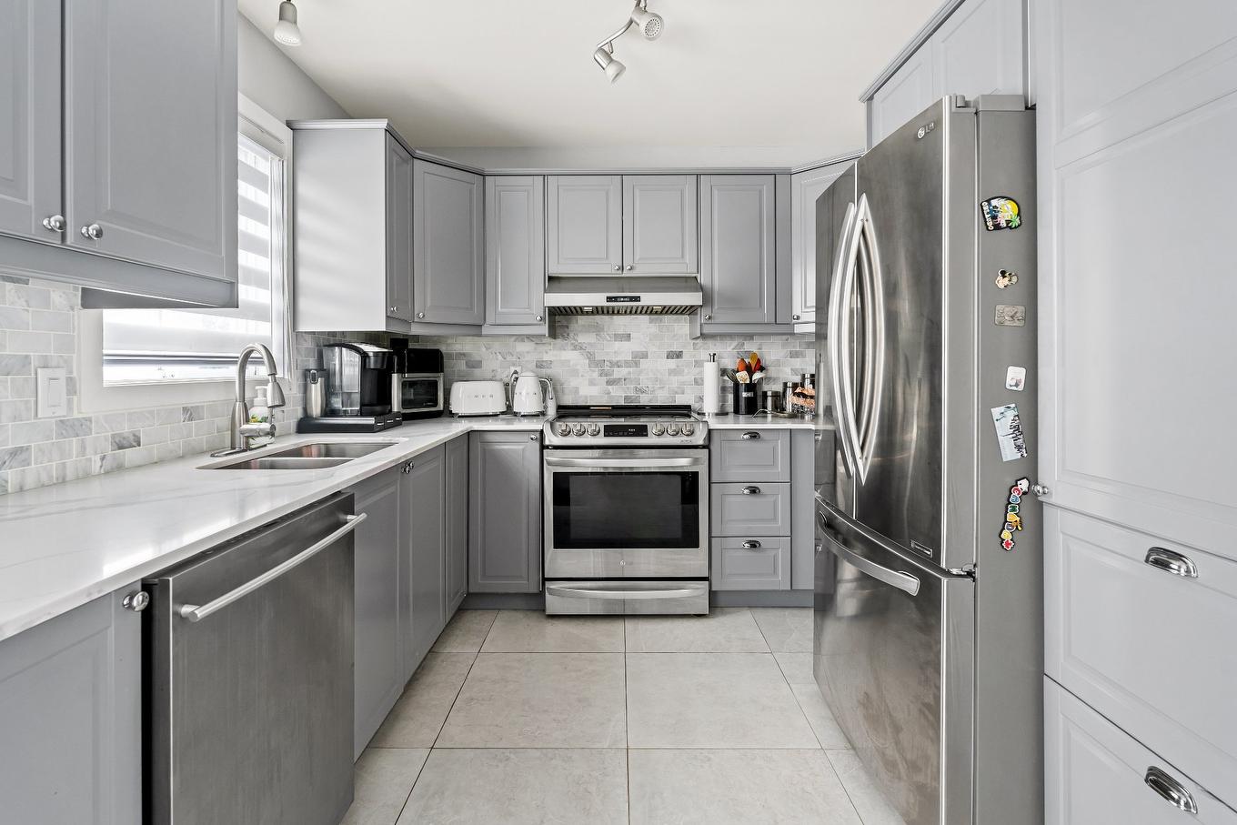 Kitchen - 141 Rue De Villandry, Vaudreuil-Dorion, QC - Indoor Photo Showing Kitchen With Double Sink With Upgraded Kitchen