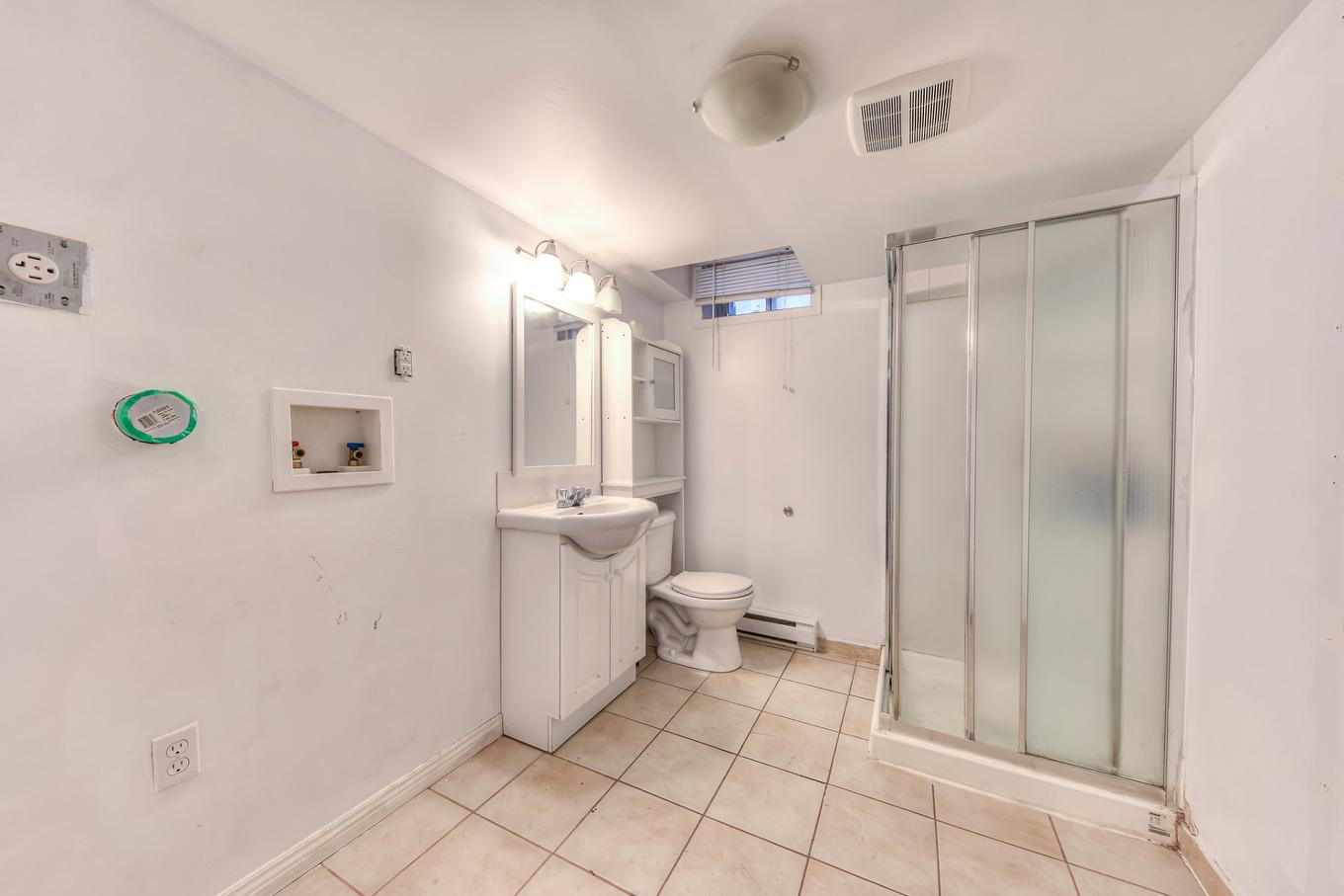 Bathroom - 8047 - 8049 Av. De Gaspé, Montréal (Villeray/Saint-Michel/Parc-Extension), QC - Indoor Photo Showing Bathroom