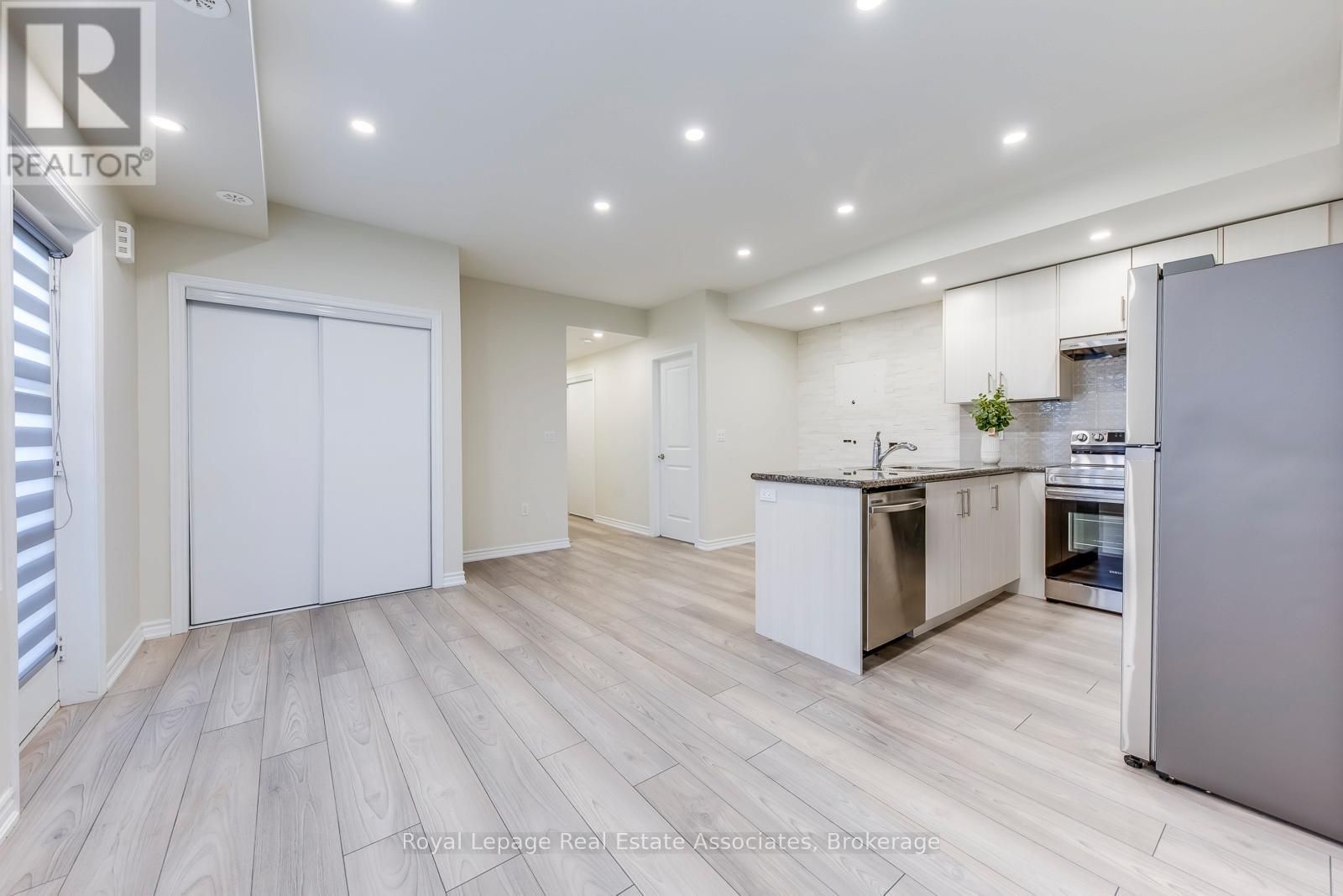 402 - 70 Halliford Place, Brampton, ON - Indoor Photo Showing Kitchen With Upgraded Kitchen