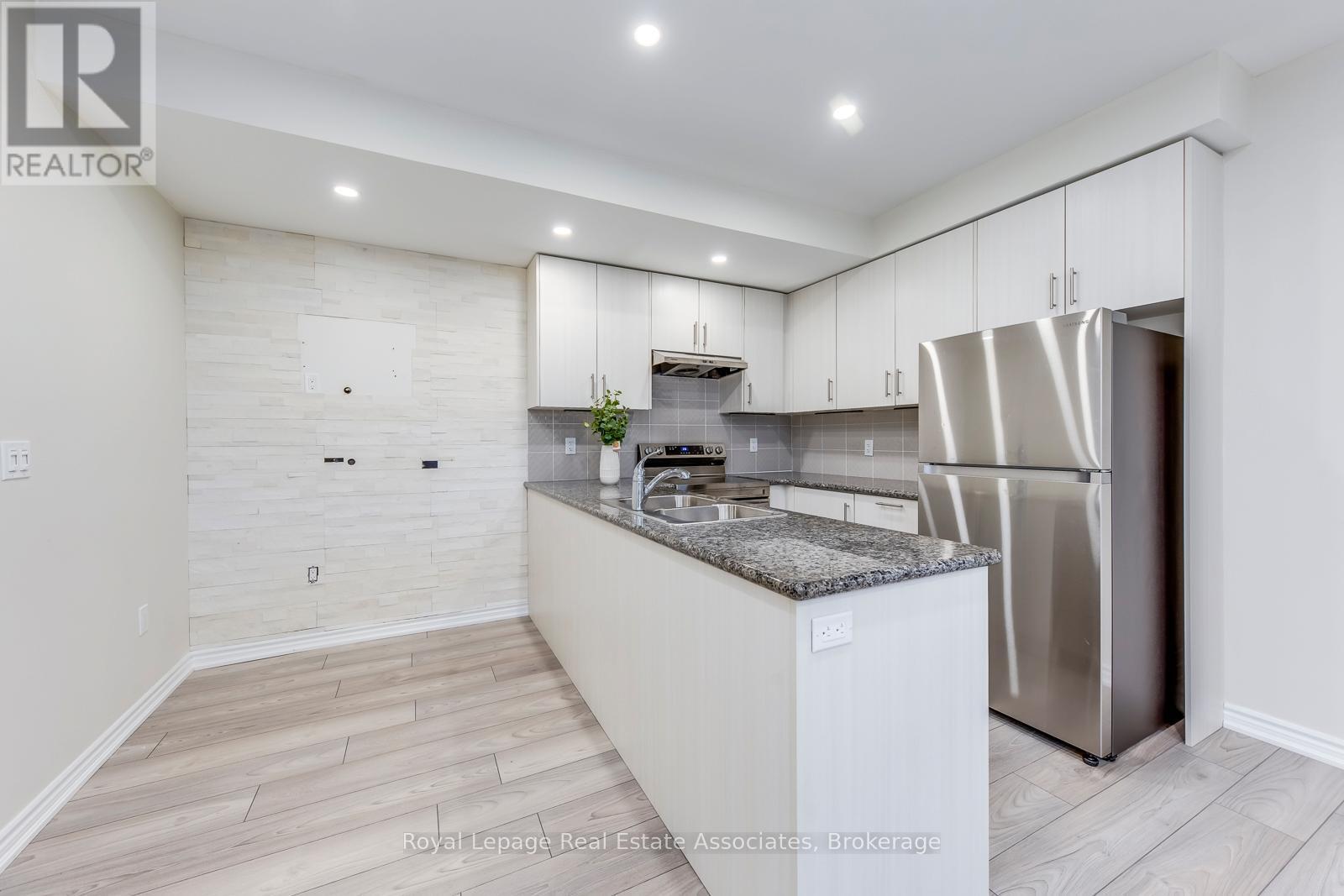 402 - 70 Halliford Place, Brampton, ON - Indoor Photo Showing Kitchen