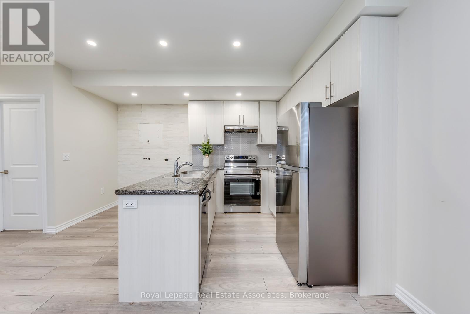 402 - 70 Halliford Place, Brampton, ON - Indoor Photo Showing Kitchen