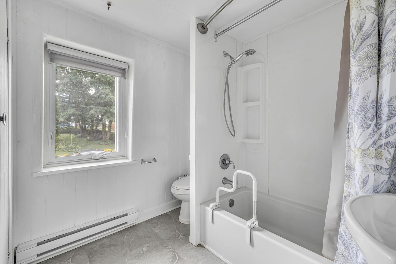 Salle de bains attenante à la CCP - 19 Rue Pierre-Bouchard, Lévis (Desjardins), QC - Indoor Photo Showing Bathroom