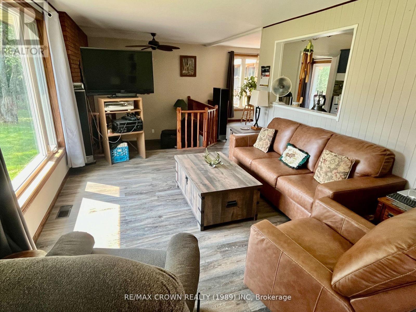 518 Northriver Road, Unorganized Townships (Redbridge), ON - Indoor Photo Showing Living Room