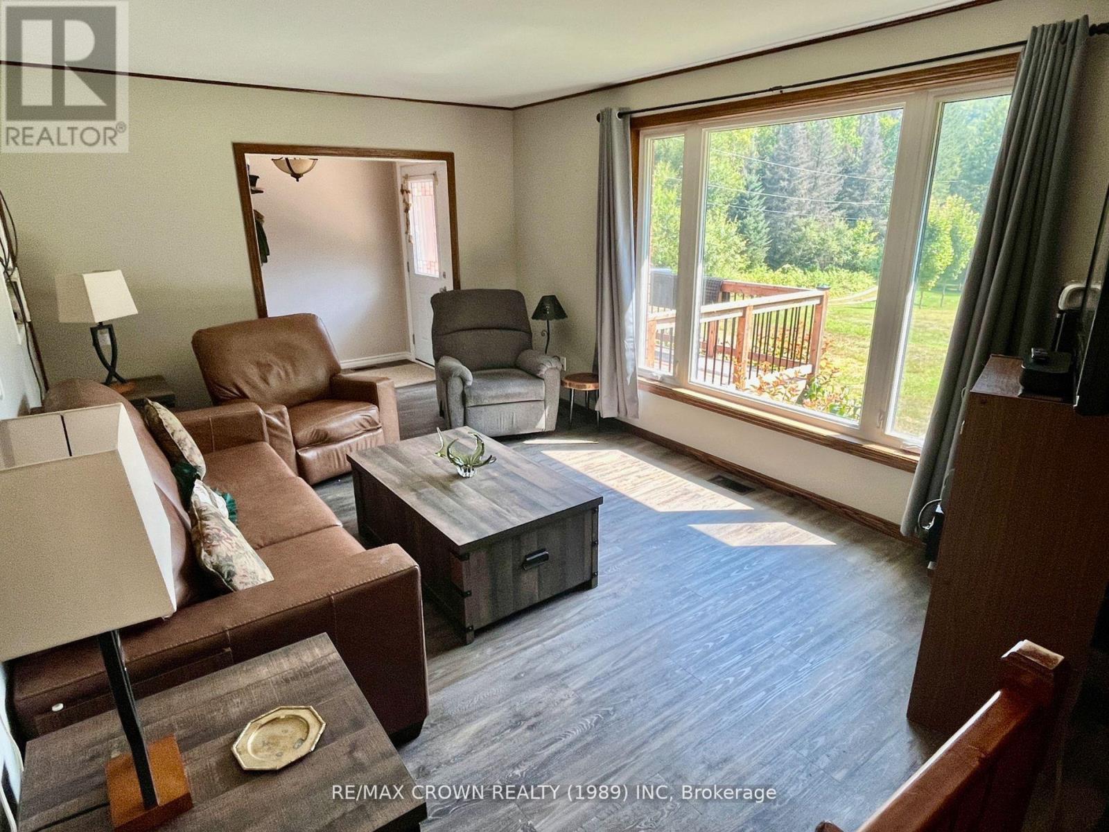 518 Northriver Road, Unorganized Townships (Redbridge), ON - Indoor Photo Showing Living Room