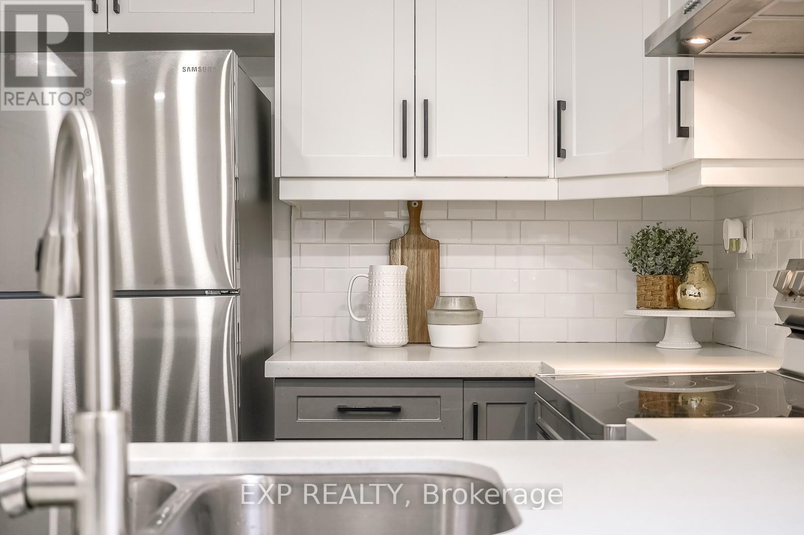 230 Mcanulty Boulevard, Hamilton, ON - Indoor Photo Showing Kitchen With Double Sink With Upgraded Kitchen