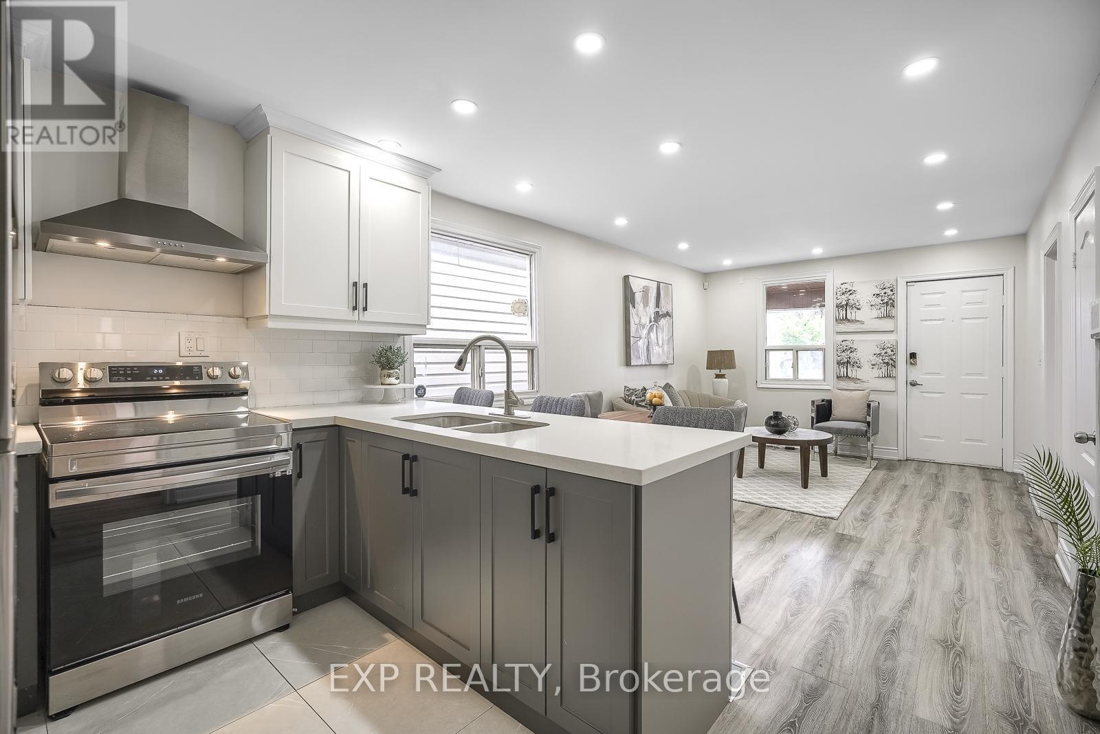 230 Mcanulty Boulevard, Hamilton, ON - Indoor Photo Showing Kitchen With Double Sink With Upgraded Kitchen